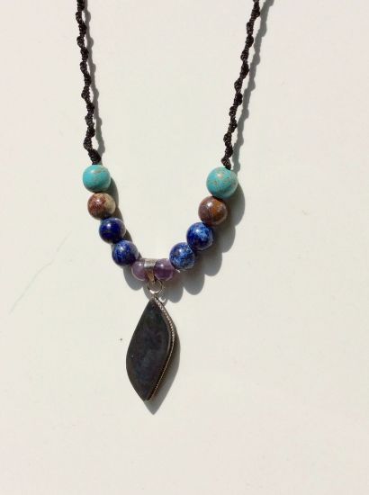 Imagen de Colgante de Obsidiana Manto Huichol de Alta calidad con cuentas de lapis lazuli, turquesa, árbol fosilizado y amatista 
