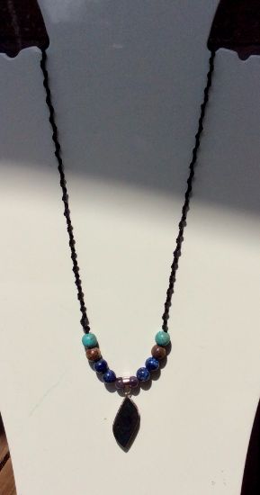 Imagen de Colgante de Obsidiana Manto Huichol de Alta calidad con cuentas de lapis lazuli, turquesa, árbol fosilizado y amatista 