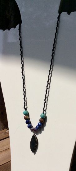 Imagen de Colgante de Obsidiana Manto Huichol de Alta calidad con cuentas de lapis lazuli, turquesa, árbol fosilizado y amatista 