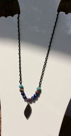 Imagen de Colgante de Obsidiana Manto Huichol de Alta calidad con cuentas de lapis lazuli, turquesa, árbol fosilizado y amatista 