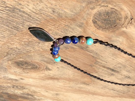 Imagen de Colgante de Obsidiana Manto Huichol de Alta calidad con cuentas de lapis lazuli, turquesa, árbol fosilizado y amatista 