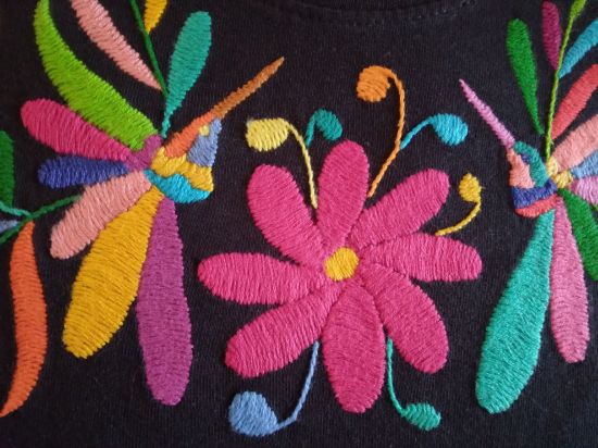 Imagen de Playera CH con bordado de tenangos (1)