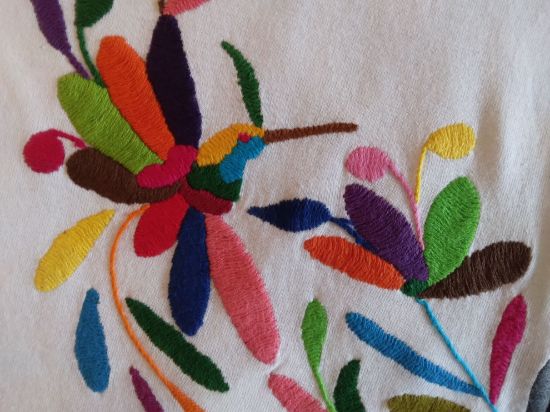 Imagen de Playera CH con bordado de tenangos (2)