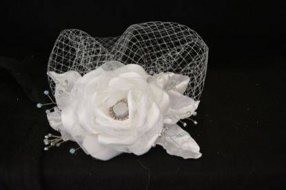 Imagen de tocado velo de red  flor hecho a mano  novias graduaciones 