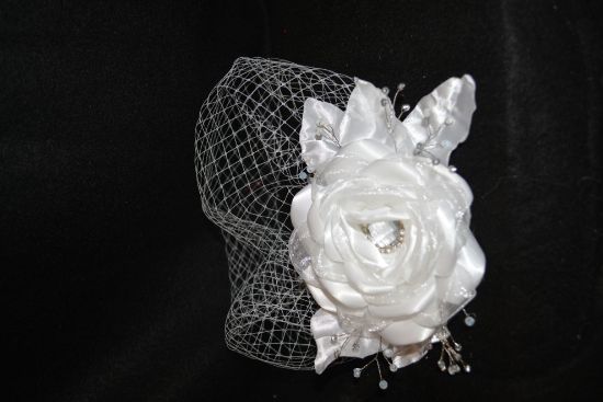 Imagen de tocado velo de red  flor hecho a mano  novias graduaciones 