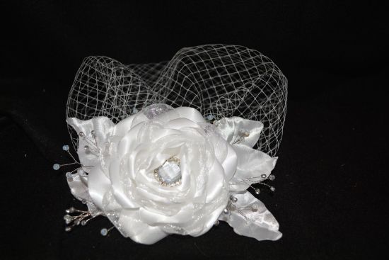 Imagen de tocado velo de red  flor hecho a mano  novias graduaciones 