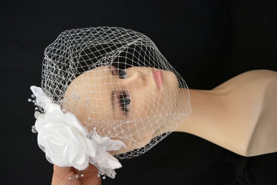 Imagen de tocado velo de red  flor hecho a mano  novias graduaciones 