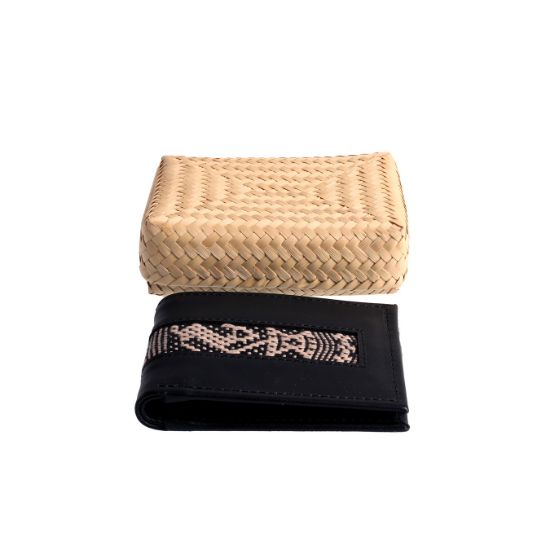 Imagen de Cartera de piel con diseño en telar de cintura