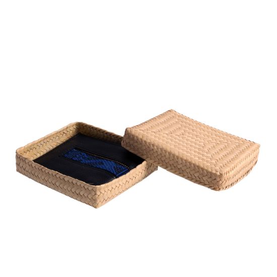 Imagen de Cartera de piel con bordado en azul