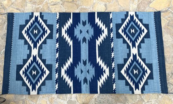 Imagen de Tapete de lana Azul Indigo tenido natural  tejido a mano con colores vegetales  80x154cm