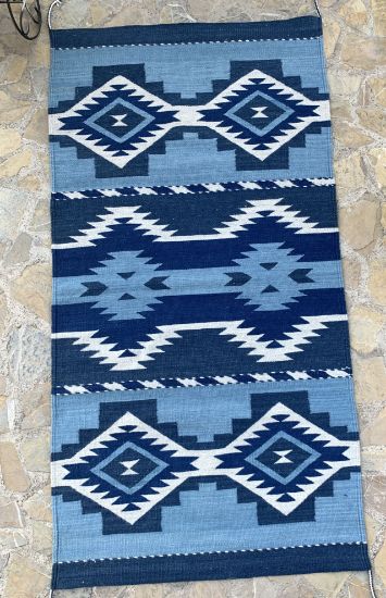 Imagen de Tapete de lana Azul Indigo tenido natural  tejido a mano con colores vegetales  80x154cm