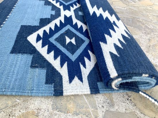 Imagen de Tapete de lana Azul Indigo tenido natural  tejido a mano con colores vegetales  80x154cm