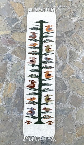 Imagen de Pasillo para Camino de Mesa color blanco natural y suave con diseño Árbol de vida tejido a mano con lana de borrego 
