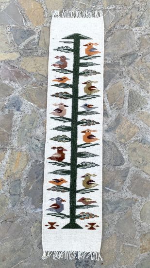 Imagen de Pasillo para Camino de Mesa color blanco natural y suave con diseño Árbol de vida tejido a mano con lana de borrego 