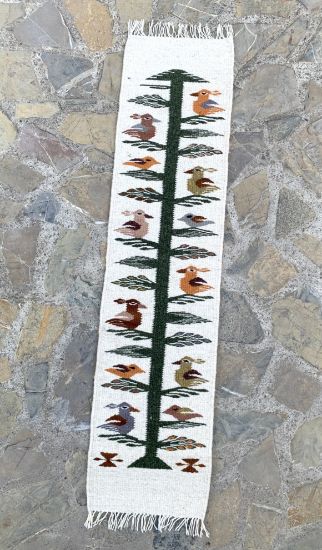 Imagen de Pasillo para Camino de Mesa color blanco natural y suave con diseño Árbol de vida tejido a mano con lana de borrego 