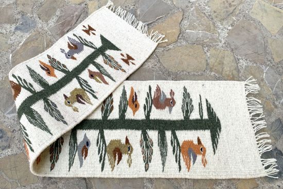 Imagen de Pasillo para Camino de Mesa color blanco natural y suave con diseño Árbol de vida tejido a mano con lana de borrego 