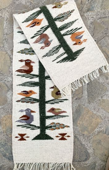 Imagen de Pasillo para Camino de Mesa color blanco natural y suave con diseño Árbol de vida tejido a mano con lana de borrego 