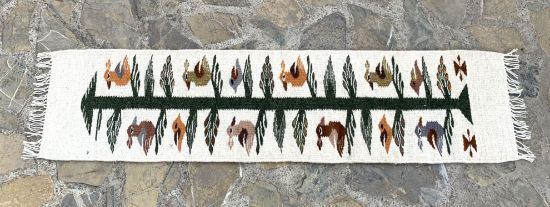 Imagen de Pasillo para Camino de Mesa color blanco natural y suave con diseño Árbol de vida tejido a mano con lana de borrego 