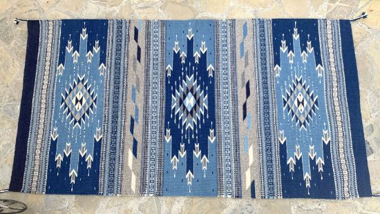 Imagen de Tapete de lana Azul Indigo tenido natural  tejido a mano con colores vegetales  80x150cm