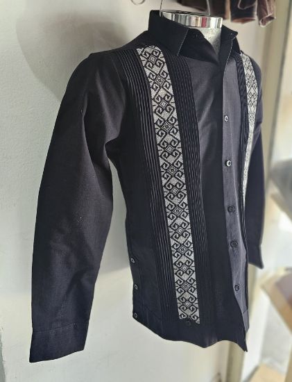 Imagen de Guayabera de Lino Color Negra Manga Larga