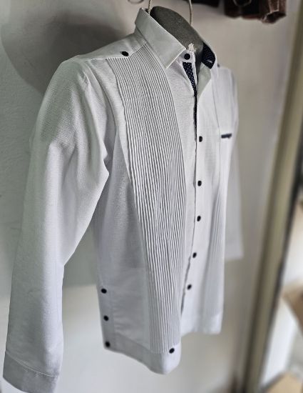 Imagen de Guayabera de Lino Color Modelo Embajador Manga Larga