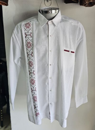 Imagen de Guayabera de Lino con Bordado Carmesí Modelo Embajador Manga Larga