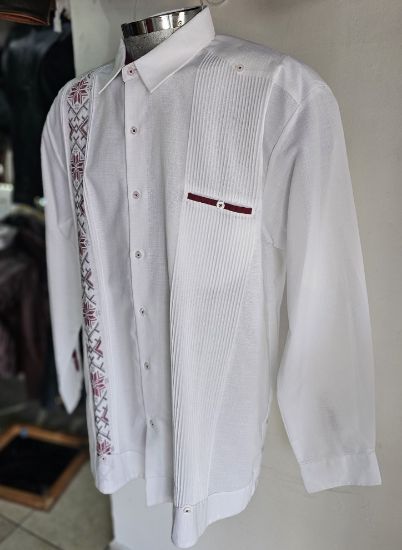 Imagen de Guayabera de Lino con Bordado Carmesí Modelo Embajador Manga Larga