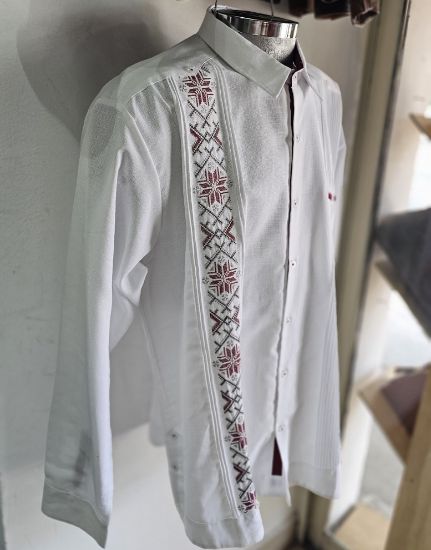 Imagen de Guayabera de Lino con Bordado Carmesí Modelo Embajador Manga Larga