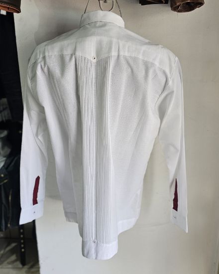 Imagen de Guayabera de Lino con Bordado Carmesí Modelo Embajador Manga Larga