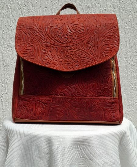 Imagen de Mochila Roja de Piel Cincelada para Mujer