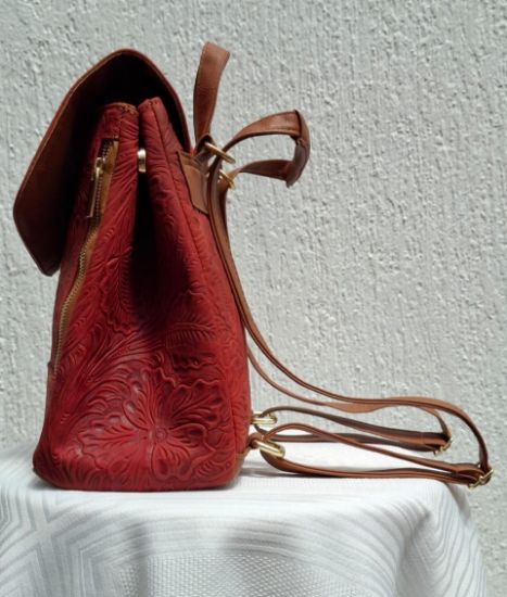 Imagen de Mochila Roja de Piel Cincelada para Mujer