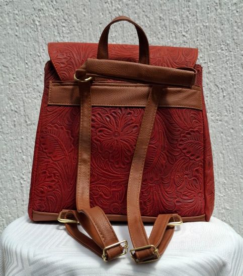 Imagen de Mochila Roja de Piel Cincelada para Mujer