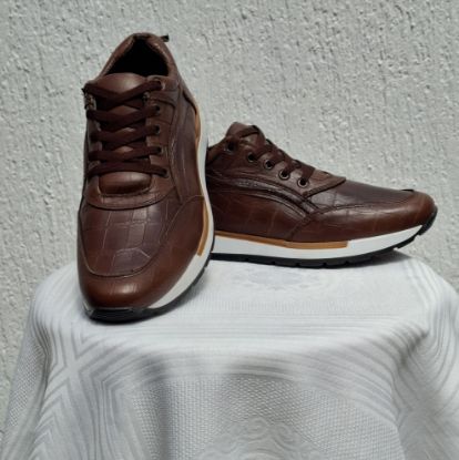 Imagen de Zapato en piel de borrego peligüey (Borrego Tabasco). Color Café con Grabado en piel