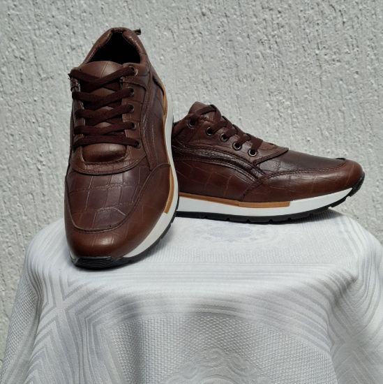 Imagen de Zapato en piel de borrego peligüey (Borrego Tabasco). Color Café con Grabado en piel