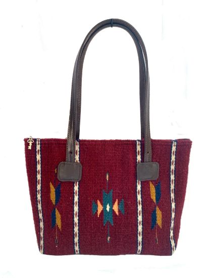 Imagen de Bolso de Mujer en color rojo tenido con lana fina de borrego y tenido natural con rojo cochinilla . Hecho a mano en Oaxaca  con asas de piel