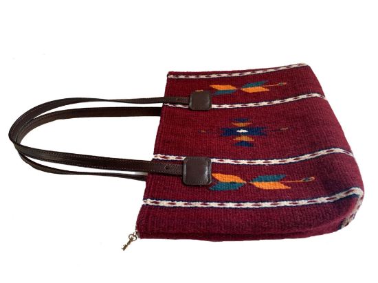 Imagen de Bolso de Mujer en color rojo tenido con lana fina de borrego y tenido natural con rojo cochinilla . Hecho a mano en Oaxaca  con asas de piel