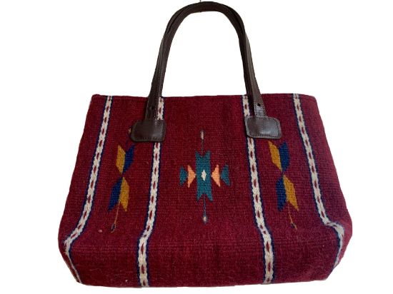 Imagen de Bolso de Mujer en color rojo tenido con lana fina de borrego y tenido natural con rojo cochinilla . Hecho a mano en Oaxaca  con asas de piel