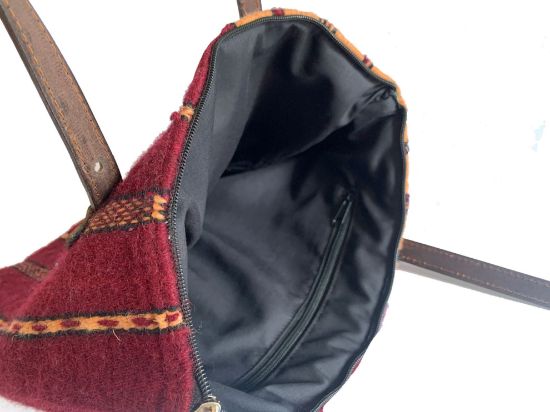 Imagen de Bolso de Mujer en color rojo tenido con lana fina de borrego y tenido natural con rojo cochinilla . Hecho a mano en Oaxaca  con asas de piel