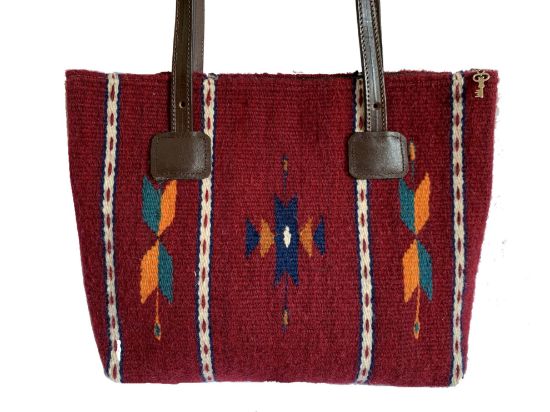 Imagen de Bolso de Mujer en color rojo tenido con lana fina de borrego y tenido natural con rojo cochinilla . Hecho a mano en Oaxaca  con asas de piel