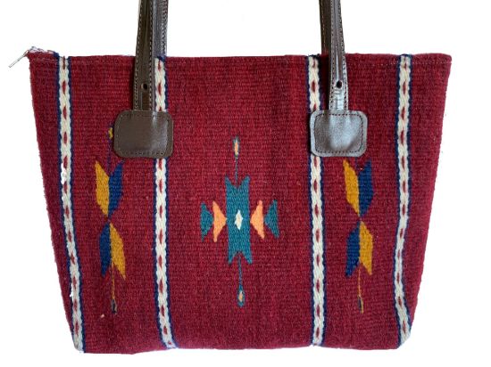 Imagen de Bolso de Mujer en color rojo tenido con lana fina de borrego y tenido natural con rojo cochinilla . Hecho a mano en Oaxaca  con asas de piel