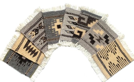 Imagen de 8  piezas de Posa Vasos de Lana  color neutral natural,  Tejido a Mano, 12x15 cm Mini Tapetes 