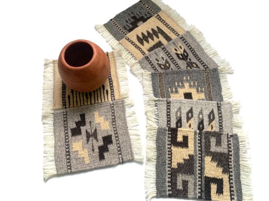 Imagen de 8  piezas de Posa Vasos de Lana  color neutral natural,  Tejido a Mano, 12x15 cm Mini Tapetes 