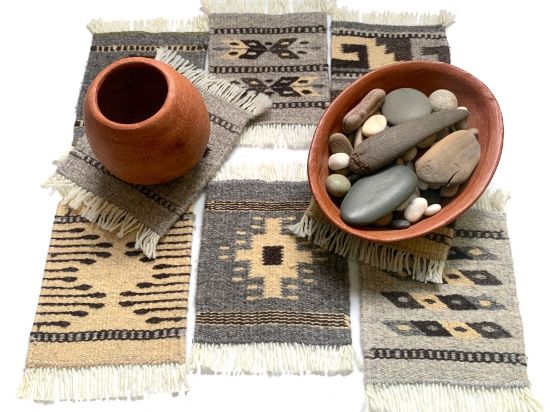 Imagen de 8  piezas de Posa Vasos de Lana  color neutral natural,  Tejido a Mano, 12x15 cm Mini Tapetes 