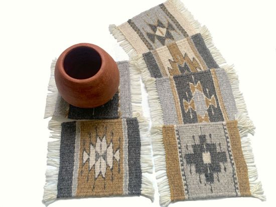 Imagen de 6  piezas de Posa Vasos de Lana  color neutral natural,  Tejido a Mano, 12x13 cm Mini Tapetes -copiar