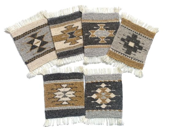 Imagen de 6  piezas de Posa Vasos de Lana  color neutral natural,  Tejido a Mano, 12x13 cm Mini Tapetes -copiar