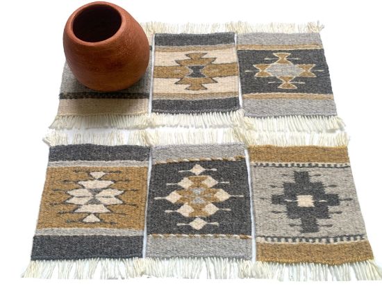 Imagen de 6  piezas de Posa Vasos de Lana  color neutral natural,  Tejido a Mano, 12x13 cm Mini Tapetes -copiar