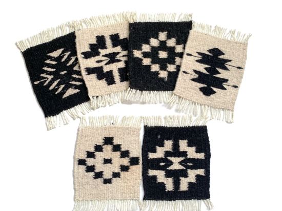 Imagen de 6  piezas de Posa Vasos de Lana  Blanco y Negro Tejido Zapoteco Hecho a Mano en telar, 12x13 cm Mini Tapetes