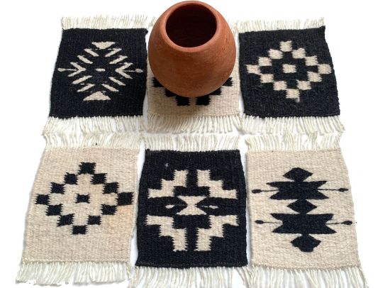 Imagen de 6  piezas de Posa Vasos de Lana  Blanco y Negro Tejido Zapoteco Hecho a Mano en telar, 12x13 cm Mini Tapetes