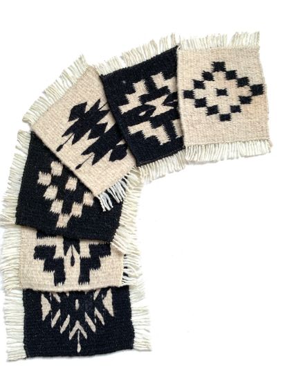 Imagen de 6  piezas de Posa Vasos de Lana  Blanco y Negro Tejido Zapoteco Hecho a Mano en telar, 12x13 cm Mini Tapetes