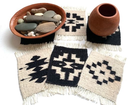 Imagen de 6  piezas de Posa Vasos de Lana  Blanco y Negro Tejido Zapoteco Hecho a Mano en telar, 12x13 cm Mini Tapetes